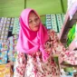 Penerima program Sekolah Rakyat Megawati menerima bantuan kewirausahaan berupa warung kelontong dan lainnya. (Foto: Kemensos)