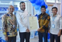 Wali Kota Padang Fadly Amran menerima sertifikat halal Perumda AM Padang dari Kepala Balai BPJPH Provinsi Sumbar–Riau–Jambi Ikrar Abdi, Kamis (5/3/2026). (Foto: Prokopim Padang)