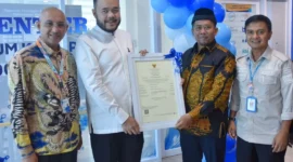 Wali Kota Padang Fadly Amran menerima sertifikat halal Perumda AM Padang dari Kepala Balai BPJPH Provinsi Sumbar–Riau–Jambi Ikrar Abdi, Kamis (5/3/2026). (Foto: Prokopim Padang)