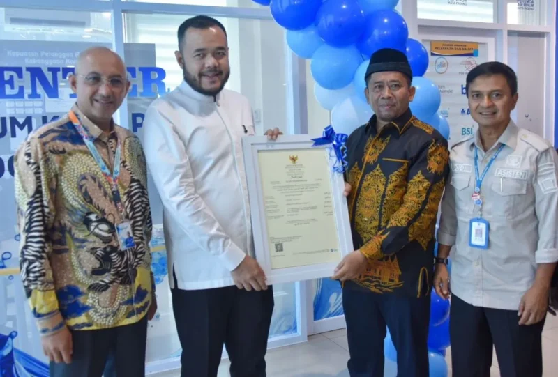 Wali Kota Padang Fadly Amran menerima sertifikat halal Perumda AM Padang dari Kepala Balai BPJPH Provinsi Sumbar–Riau–Jambi Ikrar Abdi, Kamis (5/3/2026). (Foto: Prokopim Padang)