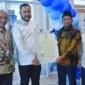 Wali Kota Padang Fadly Amran menerima sertifikat halal Perumda AM Padang dari Kepala Balai BPJPH Provinsi Sumbar–Riau–Jambi Ikrar Abdi, Kamis (5/3/2026). (Foto: Prokopim Padang)