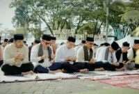 Pemkab Solsel menggelar Shalat Idul Fitri di halaman Kantor Bupati, Sabtu (21/3/2026). (Foto: Humas Pemkab Solsel)