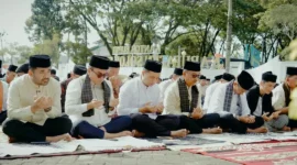 Pemkab Solsel menggelar Shalat Idul Fitri di halaman Kantor Bupati, Sabtu (21/3/2026). (Foto: Humas Pemkab Solsel)