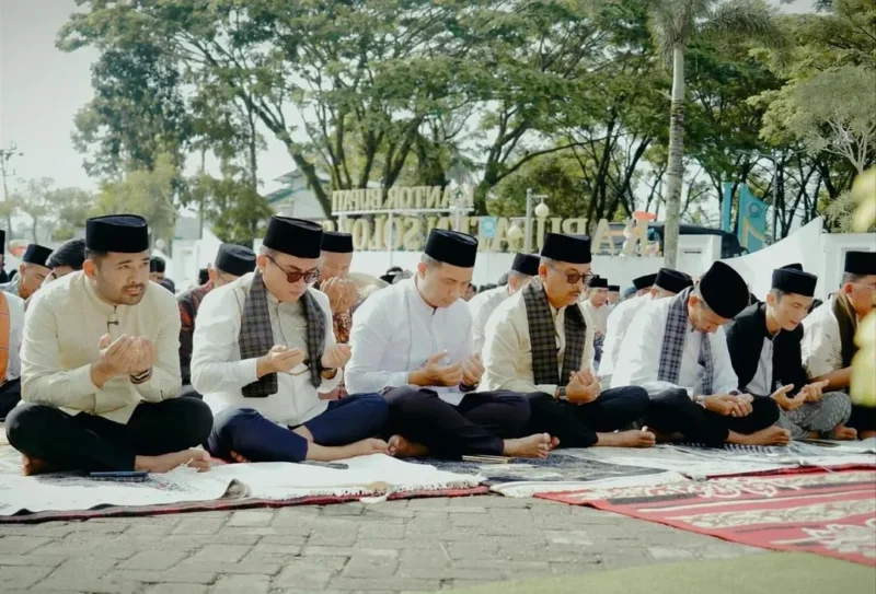 Pemkab Solsel menggelar Shalat Idul Fitri di halaman Kantor Bupati, Sabtu (21/3/2026). (Foto: Humas Pemkab Solsel)