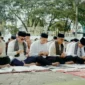 Pemkab Solsel menggelar Shalat Idul Fitri di halaman Kantor Bupati, Sabtu (21/3/2026). (Foto: Humas Pemkab Solsel)