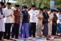Bupati Tanah Datar Eka Putra melaksanakan Shalat Id di Lapangan Cindua Mato, Batusangkar, Jumat (20/3/2026). (Foto: Prokopim Tanah Datar)
