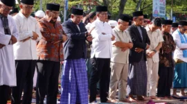 Bupati Tanah Datar Eka Putra melaksanakan Shalat Id di Lapangan Cindua Mato, Batusangkar, Jumat (20/3/2026). (Foto: Prokopim Tanah Datar)