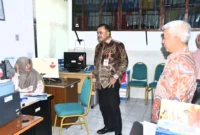 Pj Sekdako Padang, Raju Minropa melakukan sidak kehadiran ASN usai cuti lebaran, Kamis (26/3/2026). (Foto: Diskominfo Padang)