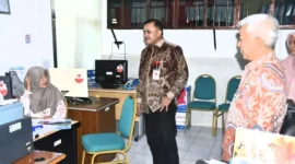 Pj Sekdako Padang, Raju Minropa melakukan sidak kehadiran ASN usai cuti lebaran, Kamis (26/3/2026). (Foto: Diskominfo Padang)