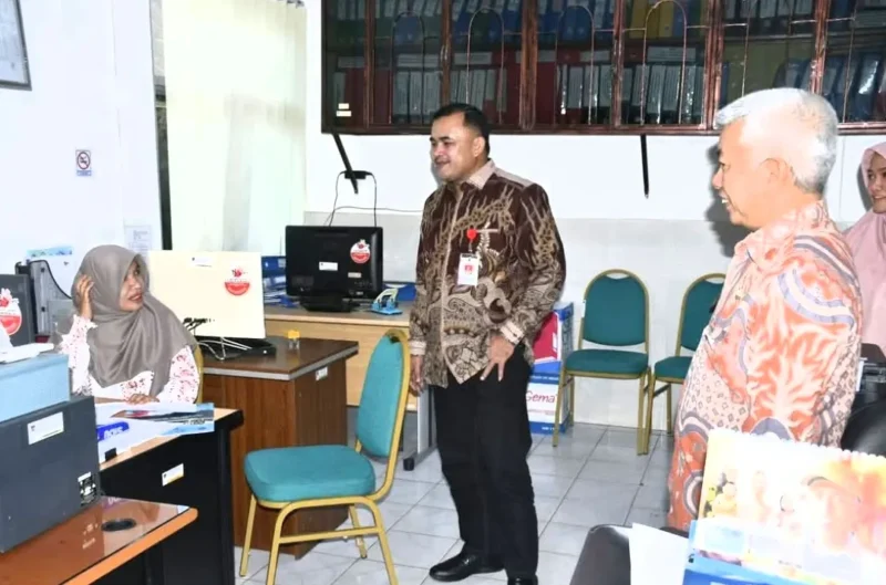 Pj Sekdako Padang, Raju Minropa melakukan sidak kehadiran ASN usai cuti lebaran, Kamis (26/3/2026). (Foto: Diskominfo Padang)
