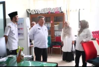 Wakil Wali Kota Allex Saputra melakukan sidak ke sejumlah OPD pada hari pertama masuk kerja usai libur Idulfitri 1447 H, Rabu (25/3/2026). (Foto: Diskominfo Padang Panjang)