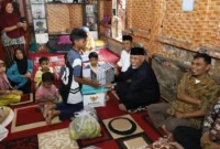 Gubernur Sumbar, Mahyeldi Ansharullah menyerahkan bantuan perbaikan rumah bagi warga kurang mampu di Jorong Pinang Balirik, Nagari Pakan Rabaa Utara, Kecamatan Koto Parik Gadang di Ateh (KPGD), Kabupaten Solsel, Sabtu (7/3/2026). (Foto: ADPSB)