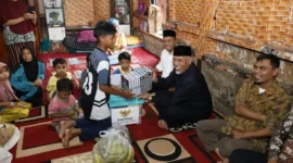 Gubernur Sumbar, Mahyeldi Ansharullah menyerahkan bantuan perbaikan rumah bagi warga kurang mampu di Jorong Pinang Balirik, Nagari Pakan Rabaa Utara, Kecamatan Koto Parik Gadang di Ateh (KPGD), Kabupaten Solsel, Sabtu (7/3/2026). (Foto: ADPSB)