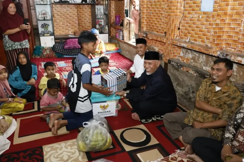 Gubernur Sumbar, Mahyeldi Ansharullah menyerahkan bantuan perbaikan rumah bagi warga kurang mampu di Jorong Pinang Balirik, Nagari Pakan Rabaa Utara, Kecamatan Koto Parik Gadang di Ateh (KPGD), Kabupaten Solsel, Sabtu (7/3/2026). (Foto: ADPSB)
