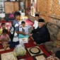 Gubernur Sumbar, Mahyeldi Ansharullah menyerahkan bantuan perbaikan rumah bagi warga kurang mampu di Jorong Pinang Balirik, Nagari Pakan Rabaa Utara, Kecamatan Koto Parik Gadang di Ateh (KPGD), Kabupaten Solsel, Sabtu (7/3/2026). (Foto: ADPSB)