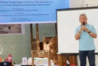 Staf Ahli Wali Kota Padang, Syahrial Kamat menutup program pengabdian kepada masyarakat Himpunan Mahasiswa Departemen Biologi FMIPA UNP di Masjid Al-Munawwarah, Kelurahan Koto Pulai, Sabtu (28/2/2026). (Foto: Diskominfo Padang)