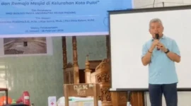 Staf Ahli Wali Kota Padang, Syahrial Kamat menutup program pengabdian kepada masyarakat Himpunan Mahasiswa Departemen Biologi FMIPA UNP di Masjid Al-Munawwarah, Kelurahan Koto Pulai, Sabtu (28/2/2026). (Foto: Diskominfo Padang)