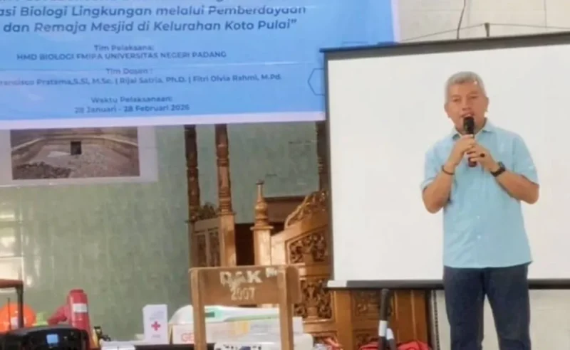 Staf Ahli Wali Kota Padang, Syahrial Kamat menutup program pengabdian kepada masyarakat Himpunan Mahasiswa Departemen Biologi FMIPA UNP di Masjid Al-Munawwarah, Kelurahan Koto Pulai, Sabtu (28/2/2026). (Foto: Diskominfo Padang)