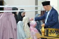 Gubernur Sumbar, Mahyeldi Ansharullah menggelar Subuh Mubarakah di Masjid Jami’ Padang Sibusuk, Kecamatan Kupitan, Senin (2/3/2026). (Foto: ADPSB)