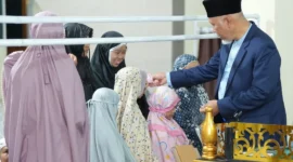 Gubernur Sumbar, Mahyeldi Ansharullah menggelar Subuh Mubarakah di Masjid Jami’ Padang Sibusuk, Kecamatan Kupitan, Senin (2/3/2026). (Foto: ADPSB)