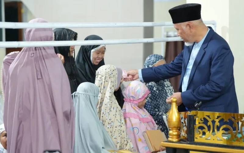 Gubernur Sumbar, Mahyeldi Ansharullah menggelar Subuh Mubarakah di Masjid Jami’ Padang Sibusuk, Kecamatan Kupitan, Senin (2/3/2026). (Foto: ADPSB)