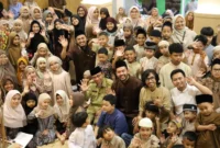 Wakil Wali Kota Padang, Maigus Nasir bersama murid dalam Program Ramadan 1447 Hijriah di Gedung Surau Quran Center, Senin (9/3/2026). (Foto: Prokopim Padang)
