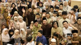 Wakil Wali Kota Padang, Maigus Nasir bersama murid dalam Program Ramadan 1447 Hijriah di Gedung Surau Quran Center, Senin (9/3/2026). (Foto: Prokopim Padang)