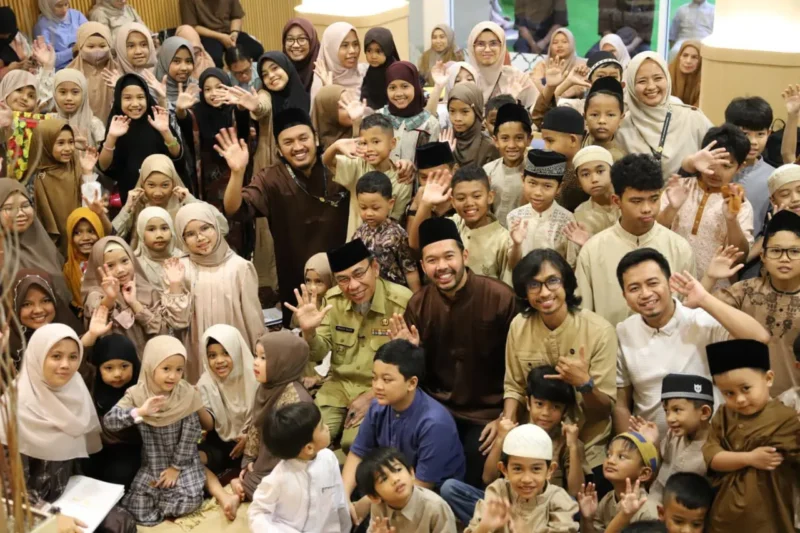 Wakil Wali Kota Padang, Maigus Nasir bersama murid dalam Program Ramadan 1447 Hijriah di Gedung Surau Quran Center, Senin (9/3/2026). (Foto: Prokopim Padang)