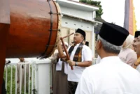 Wagub Vasko Ruseimy meresmikan pemakaian bedug di pekarangan Masjid Raya Nurul Yaqin, Air Dingin, Kelurahan Balai Gadang, Kecamatan Koto Tangah, Kota Padang. Minggu (1/3/2026). (Foto: ADPSB)