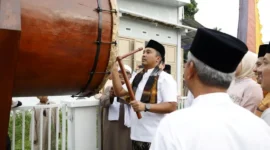 Wagub Vasko Ruseimy meresmikan pemakaian bedug di pekarangan Masjid Raya Nurul Yaqin, Air Dingin, Kelurahan Balai Gadang, Kecamatan Koto Tangah, Kota Padang. Minggu (1/3/2026). (Foto: ADPSB)