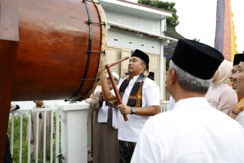 Wagub Vasko Ruseimy meresmikan pemakaian bedug di pekarangan Masjid Raya Nurul Yaqin, Air Dingin, Kelurahan Balai Gadang, Kecamatan Koto Tangah, Kota Padang. Minggu (1/3/2026). (Foto: ADPSB)