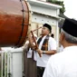 Wagub Vasko Ruseimy meresmikan pemakaian bedug di pekarangan Masjid Raya Nurul Yaqin, Air Dingin, Kelurahan Balai Gadang, Kecamatan Koto Tangah, Kota Padang. Minggu (1/3/2026). (Foto: ADPSB)