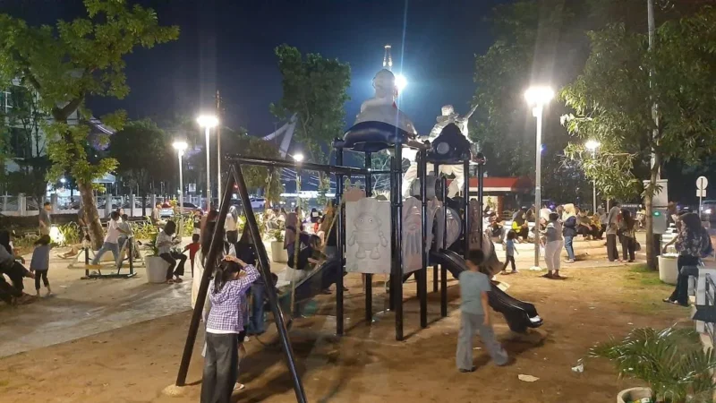 Taman Rimbo Kaluang menjadi salah satu lokasi yang ramai dikunjungi warga selama libur Lebaran 1447 Hijriah. (Foto: Diskominfo Padang)