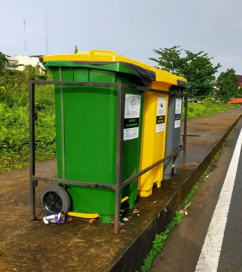 Dinas Lingkungan Hidup Kota Padang menempatkan tempat sampah terpilah di 93 titik di Kota Padang. (Foto: Diskominfo Padang)