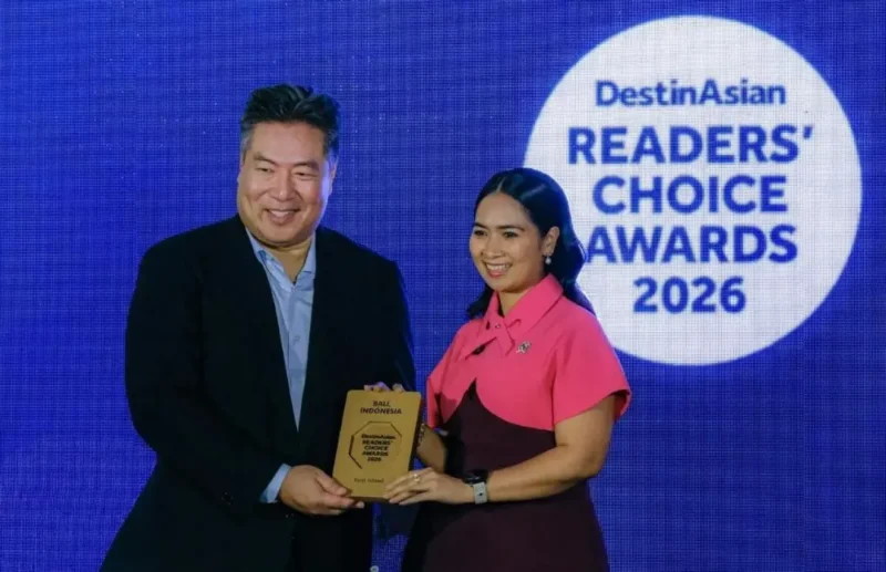 Wakil Menteri Pariwisata Ni Luh Puspa meraih penghargaan internasional sebagai “The Best Island” dalam ajang DestinAsian Readers’ Choice Awards 2026 di The St. Regis Bali Resort, Kamis (5/3/2026). (Foto: Kemenpar)