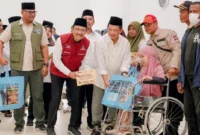 Mensos Saifullah Yusuf bersama Ketua Satgas PRR Bencana Sumatra Tito Karnavian meninjau huntara bagi pengungsi di Desa Manyang Lancok, Kecamatan Meureudu, Kabupaten Pidie Jaya, Aceh, Jumat (6/3/2026). (Foto: Kemensos)