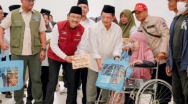 Mensos Saifullah Yusuf bersama Ketua Satgas PRR Bencana Sumatra Tito Karnavian meninjau huntara bagi pengungsi di Desa Manyang Lancok, Kecamatan Meureudu, Kabupaten Pidie Jaya, Aceh, Jumat (6/3/2026). (Foto: Kemensos)