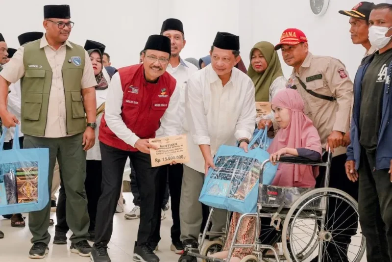 Mensos Saifullah Yusuf bersama Ketua Satgas PRR Bencana Sumatra Tito Karnavian meninjau huntara bagi pengungsi di Desa Manyang Lancok, Kecamatan Meureudu, Kabupaten Pidie Jaya, Aceh, Jumat (6/3/2026). (Foto: Kemensos)