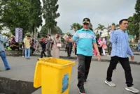Gubernur Sumbar, Mahyeldi Ansharullah meninjau kawasan wisata Jam Gadang Bukittinggi, Senin (23/3/2026). (Foto: ADPSB)