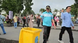 Gubernur Sumbar, Mahyeldi Ansharullah meninjau kawasan wisata Jam Gadang Bukittinggi, Senin (23/3/2026). (Foto: ADPSB)