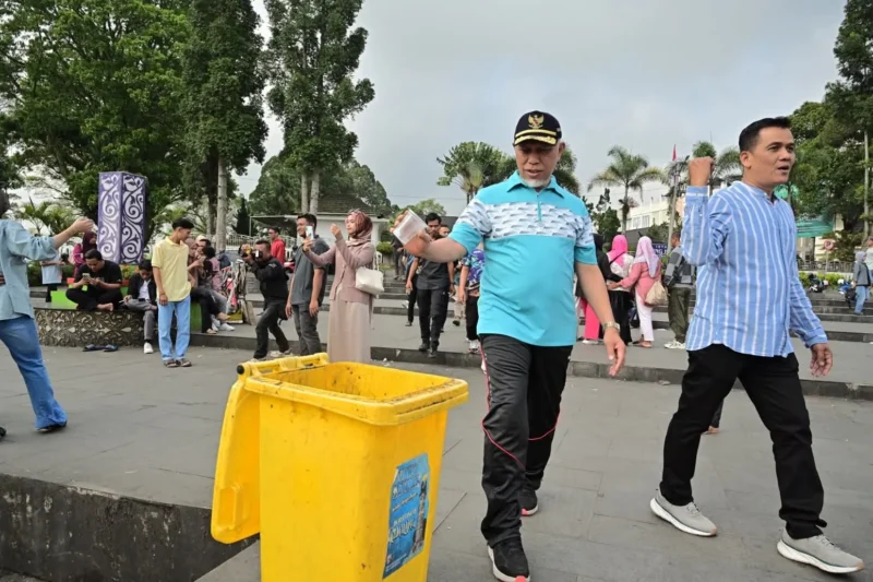Gubernur Sumbar, Mahyeldi Ansharullah meninjau kawasan wisata Jam Gadang Bukittinggi, Senin (23/3/2026). (Foto: ADPSB)