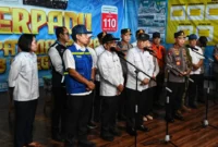 Menhub Dudy Purwagandhi bersama Pratikno meninjau kesiapan sarana dan prasarana penyeberangan di Pelabuhan Merak, Jumat (13/3). (Foto: Kemenhub) 
