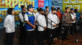 Menhub Dudy Purwagandhi bersama Pratikno meninjau kesiapan sarana dan prasarana penyeberangan di Pelabuhan Merak, Jumat (13/3). (Foto: Kemenhub) 