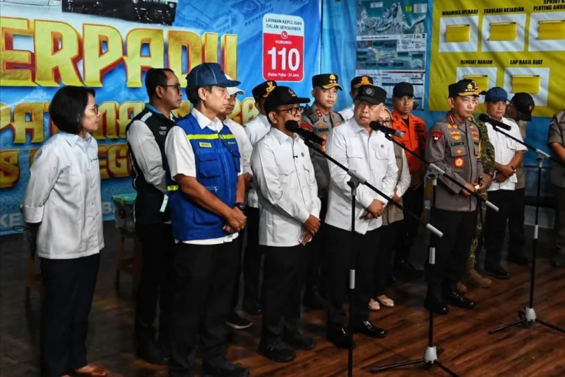 Menhub Dudy Purwagandhi bersama Pratikno meninjau kesiapan sarana dan prasarana penyeberangan di Pelabuhan Merak, Jumat (13/3). (Foto: Kemenhub) 
