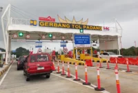 Sejumlah kendaraan memasuki gerbang Tol Padang-Sicincin. (Foto: Hutama Karya)