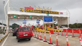 Sejumlah kendaraan memasuki gerbang Tol Padang-Sicincin. (Foto: Hutama Karya)