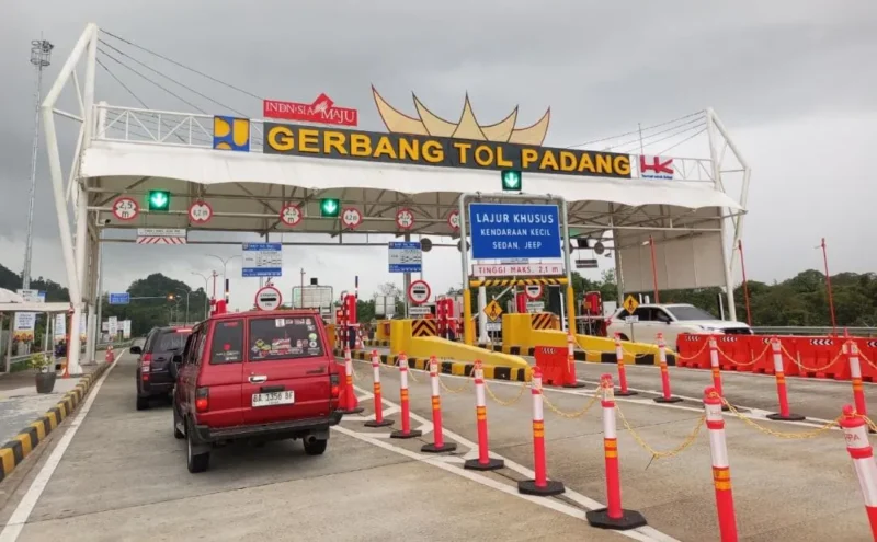 Sejumlah kendaraan memasuki gerbang Tol Padang-Sicincin. (Foto: Hutama Karya)