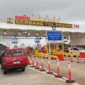 Sejumlah kendaraan memasuki gerbang Tol Padang-Sicincin. (Foto: Hutama Karya)