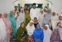 Wali Kota Padang Fadly Amran menutup rangkaian kunjungan Safari Ramadhan 1447 H Pemko Padang di Musala Singapura, Kelurahan Pasar Ambacang, Kecamatan Kuranji, Senin (16/3/2026). (Foto: Prokopim Padang)