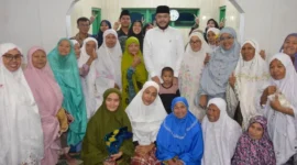 Wali Kota Padang Fadly Amran menutup rangkaian kunjungan Safari Ramadhan 1447 H Pemko Padang di Musala Singapura, Kelurahan Pasar Ambacang, Kecamatan Kuranji, Senin (16/3/2026). (Foto: Prokopim Padang)